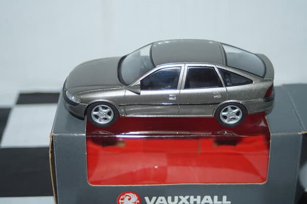 Schuco vauxhall / opel vectra estate blue in dealer box @ 1:43 scale