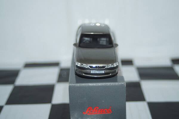 Schuco vauxhall / opel vectra estate blue in dealer box @ 1:43 scale