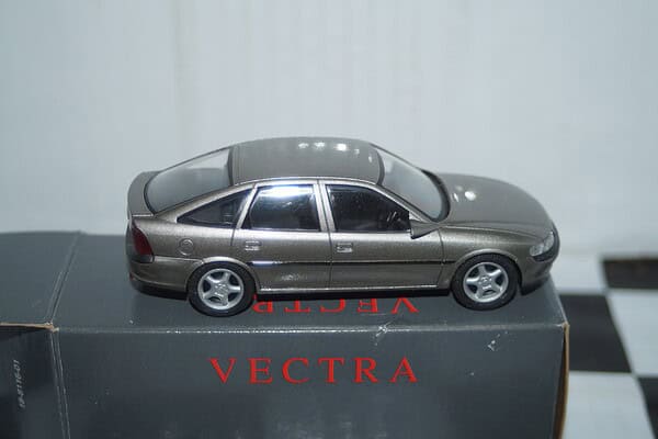 Schuco vauxhall / opel vectra estate blue in dealer box @ 1:43 scale