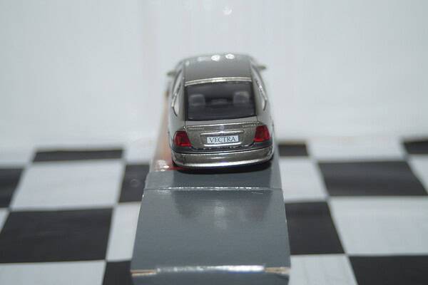 Schuco vauxhall / opel vectra estate blue in dealer box @ 1:43 scale