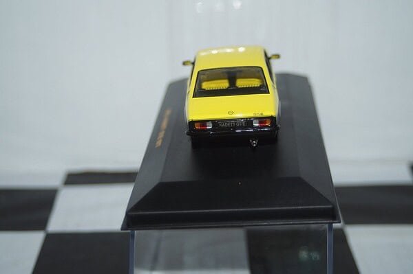 Ixo opel kadett  gt/e 1977 yellow/black diecast 1:43 clc065