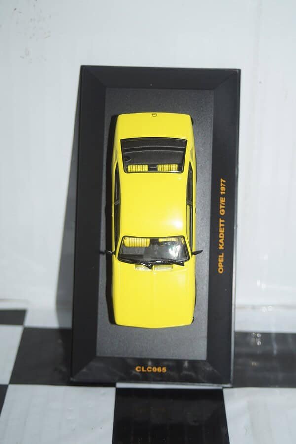 Ixo opel kadett  gt/e 1977 yellow/black diecast 1:43 clc065