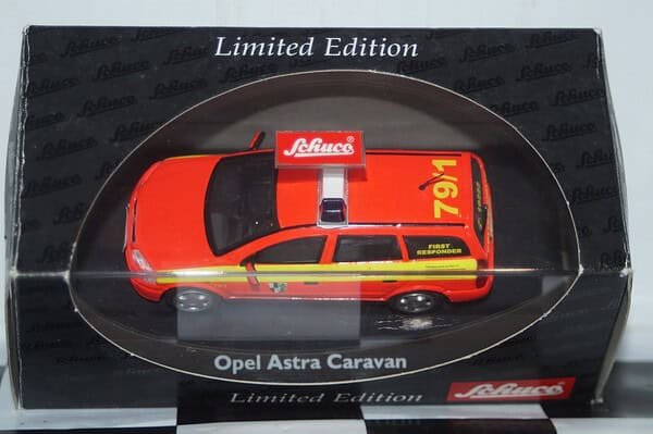 Schuco opel / vauxhall astra estate first responder 04377 1:43 scale