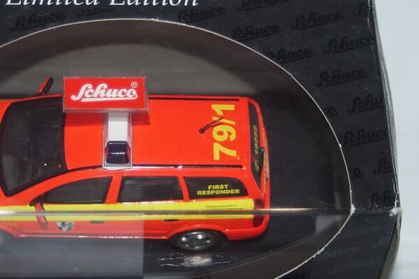 Schuco opel / vauxhall astra estate first responder 04377 1:43 scale