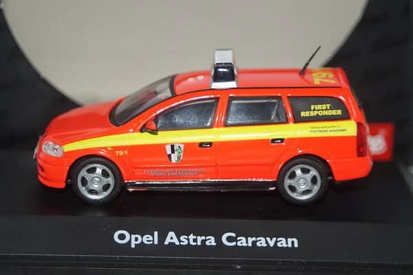 Schuco opel / vauxhall astra estate first responder 04377 1:43 scale