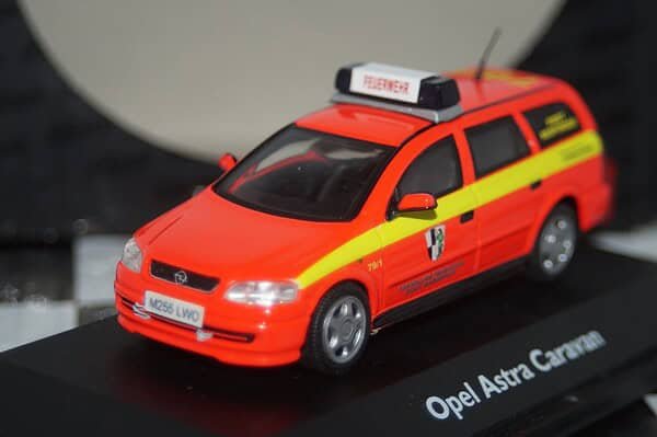 Schuco opel / vauxhall astra estate first responder 04377 1:43 scale