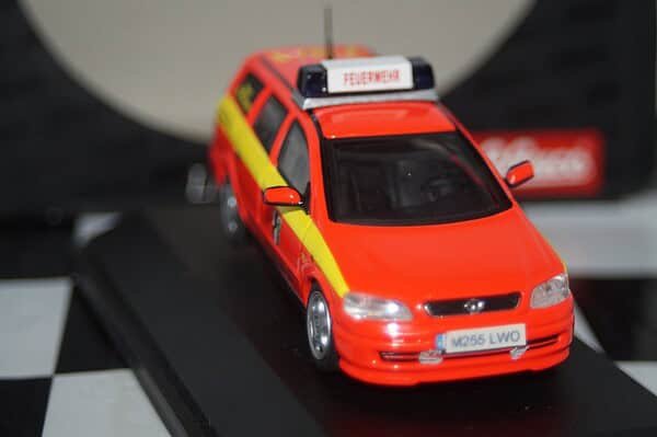 Schuco opel / vauxhall astra estate first responder 04377 1:43 scale