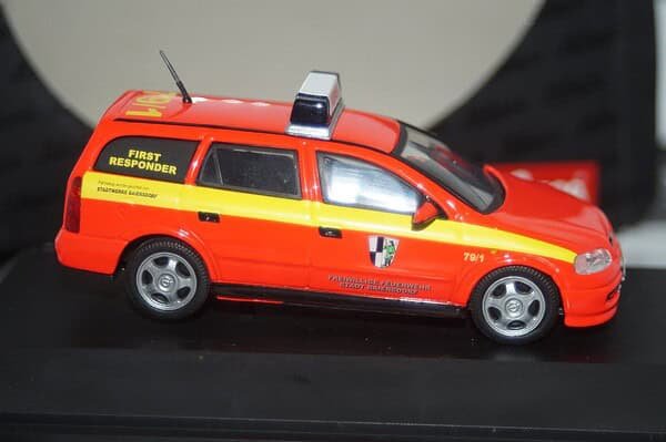 Schuco opel / vauxhall astra estate first responder 04377 1:43 scale