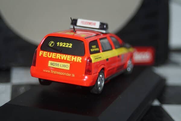 Schuco opel / vauxhall astra estate first responder 04377 1:43 scale