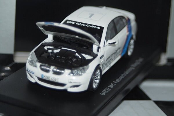 Kyosho bmw m5 ring-taxi 1:43 ref 03503rt