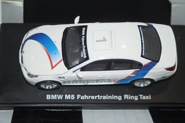 Kyosho bmw m5 ring-taxi 1:43 ref 03503rt