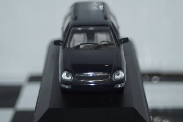 Minichamps ford scorpio estate 1995 blue / grey 430 084011 1:43
