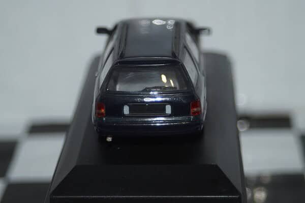 Minichamps ford scorpio estate 1995 blue / grey 430 084011 1:43