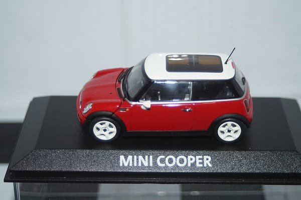 Minichamps BMW Mini Cooper (dealer edition) Red 1:43 diecast Car - Image 8