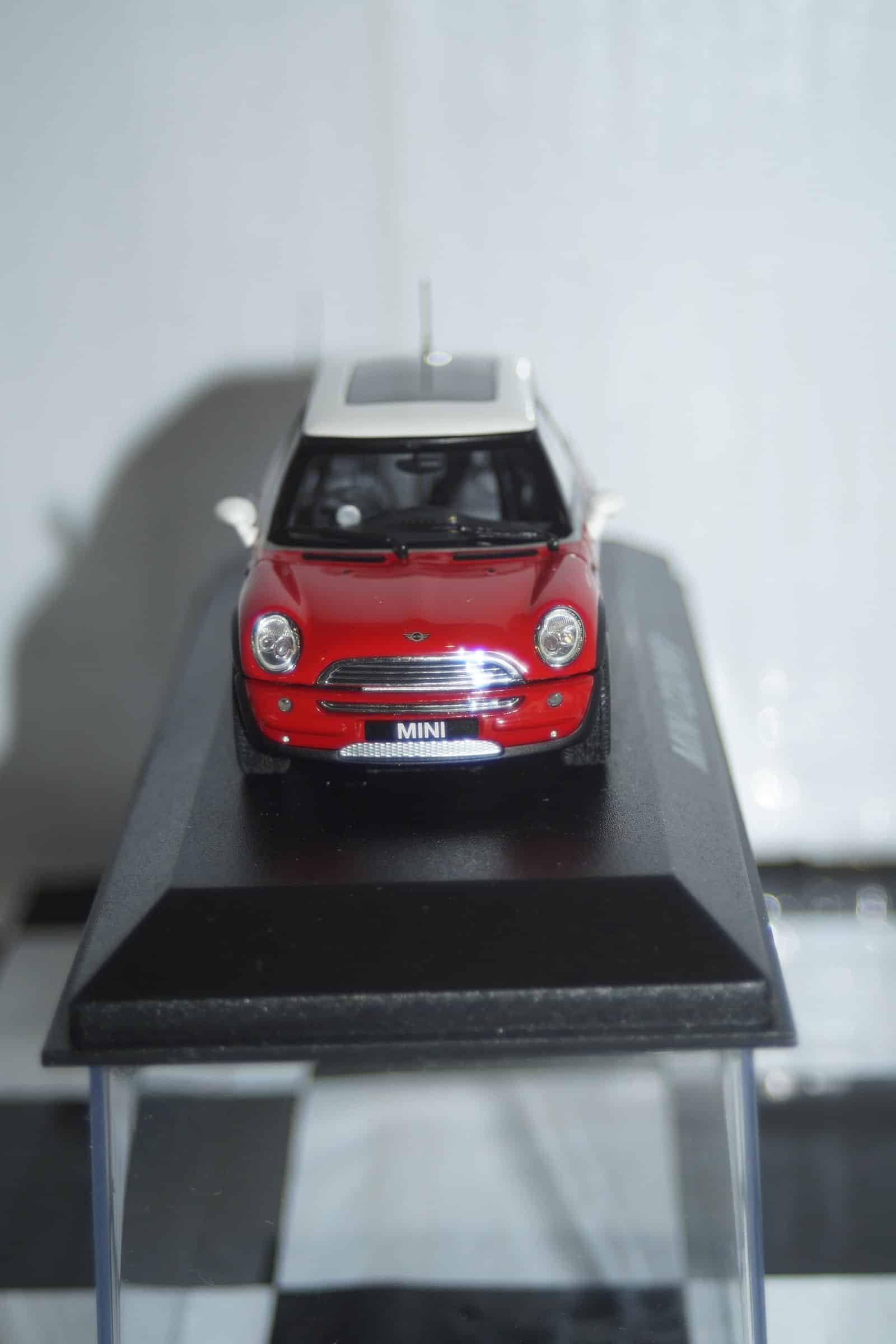 Minichamps BMW Mini Cooper (dealer edition) Red 1:43 diecast Car - Image 7