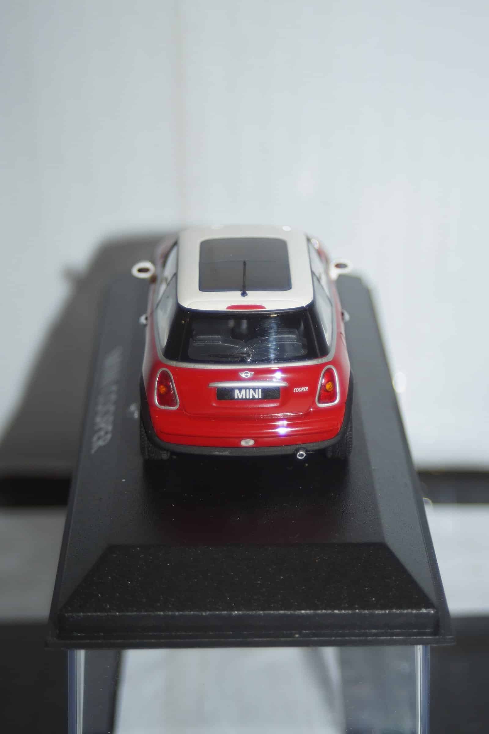Minichamps BMW Mini Cooper (dealer edition) Red 1:43 diecast Car - Image 5