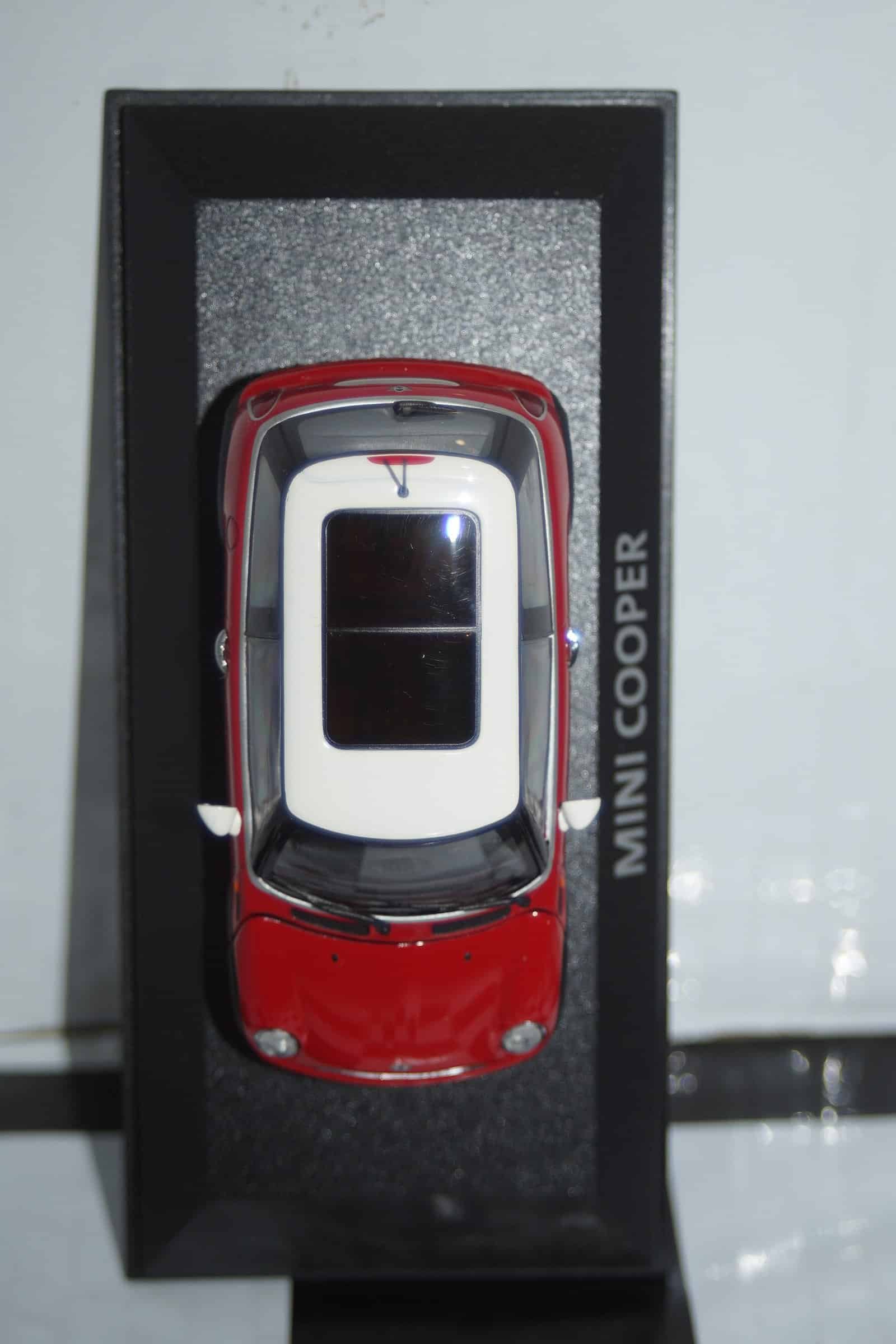 Minichamps BMW Mini Cooper (dealer edition) Red 1:43 diecast Car - Image 4
