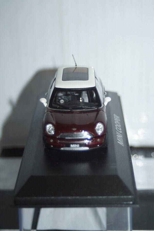 Minichamps BMW Mini Cooper (dealer edition) Burgundy Red 1:43 diecast Car - Image 7