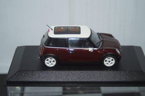 Minichamps BMW Mini Cooper (dealer edition) Burgundy Red 1:43 diecast Car - Image 6