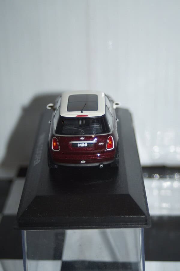 Minichamps BMW Mini Cooper (dealer edition) Burgundy Red 1:43 diecast Car - Image 5