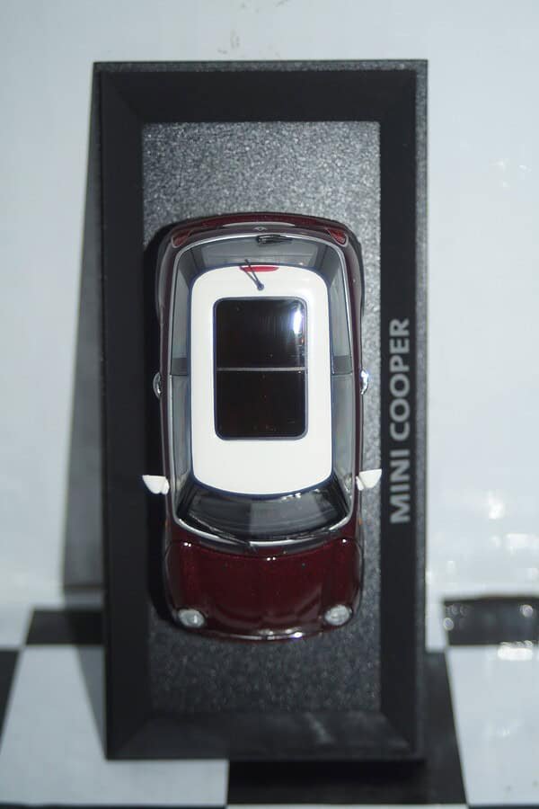 Minichamps BMW Mini Cooper (dealer edition) Burgundy Red 1:43 diecast Car - Image 4
