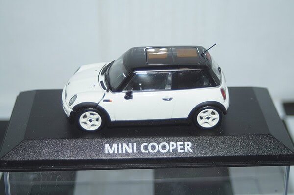 Minichamps BMW Mini Cooper (dealer edition) White 1:43 diecast Car - Image 8