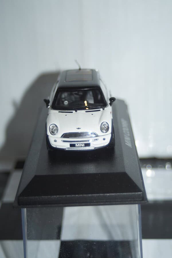 Minichamps BMW Mini Cooper (dealer edition) White 1:43 diecast Car - Image 7