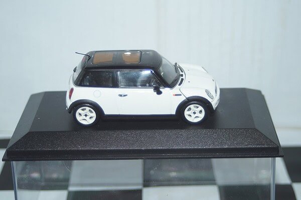 Minichamps BMW Mini Cooper (dealer edition) White 1:43 diecast Car - Image 6