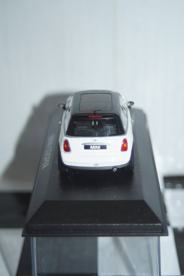 Minichamps BMW Mini Cooper (dealer edition) White 1:43 diecast Car - Image 5