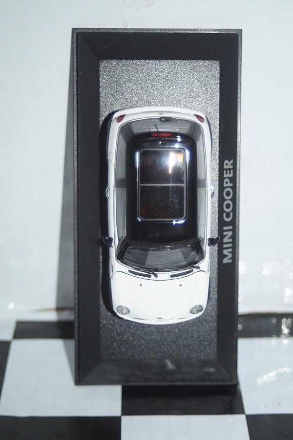Minichamps BMW Mini Cooper (dealer edition) White 1:43 diecast Car - Image 4