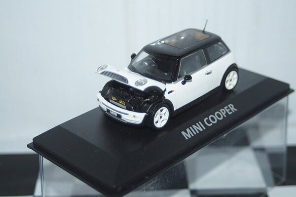 Minichamps BMW Mini Cooper (dealer edition) White 1:43 diecast Car - Image 3