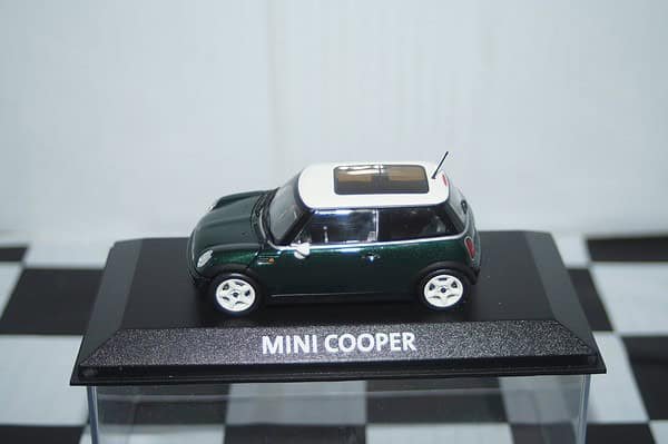 Minichamps BMW Mini Cooper (dealer edition) Green 1:43 diecast Car - Image 9