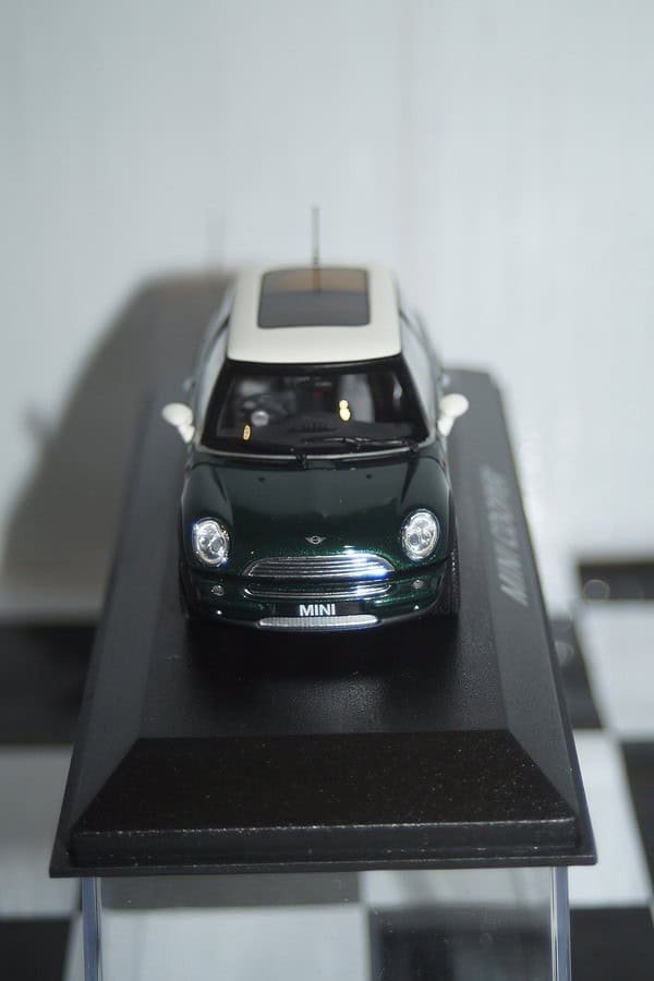 Minichamps BMW Mini Cooper (dealer edition) Green 1:43 diecast Car - Image 8