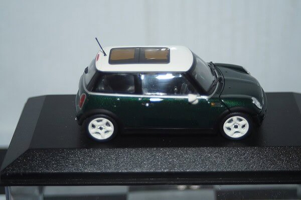 Minichamps BMW Mini Cooper (dealer edition) Green 1:43 diecast Car - Image 7