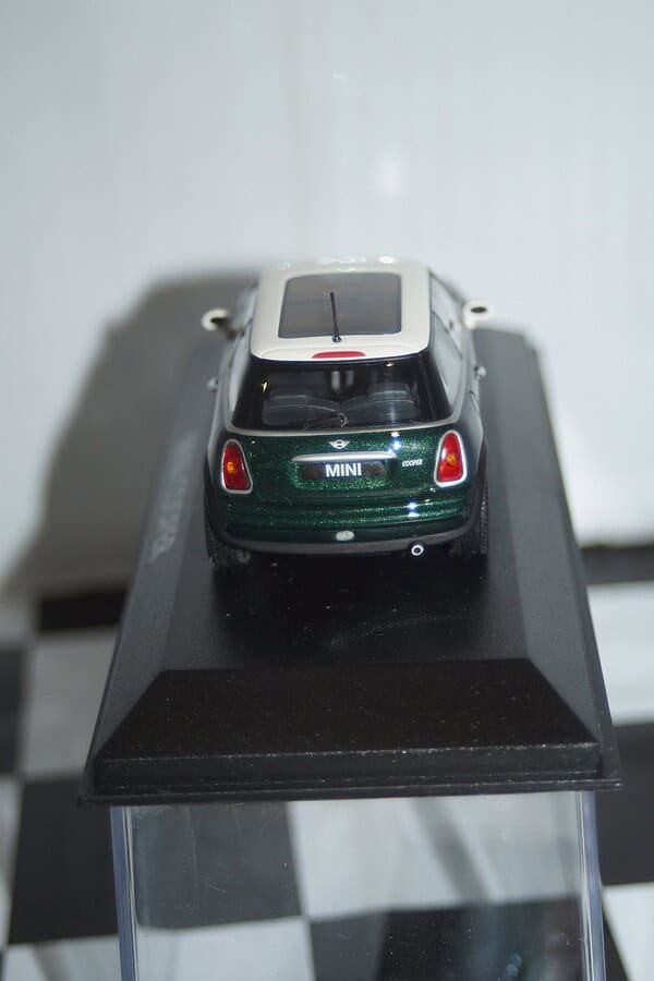 Minichamps BMW Mini Cooper (dealer edition) Green 1:43 diecast Car - Image 6