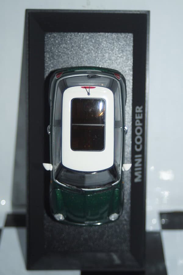 Minichamps BMW Mini Cooper (dealer edition) Green 1:43 diecast Car - Image 4