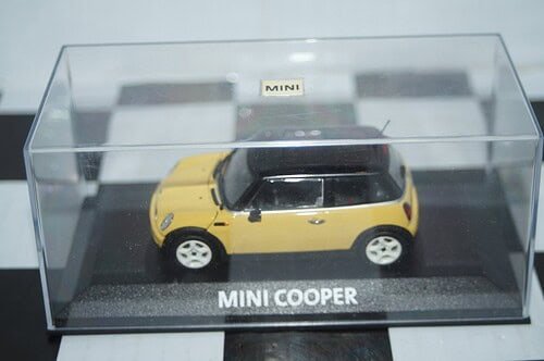 Minichamps BMW Mini Cooper (dealer edition) Yellow 1:43 diecast Car