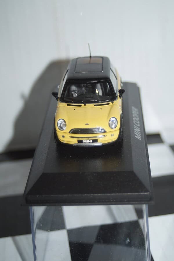 Minichamps BMW Mini Cooper (dealer edition) Yellow 1:43 diecast Car - Image 7