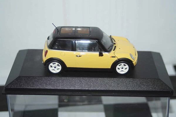 Minichamps BMW Mini Cooper (dealer edition) Yellow 1:43 diecast Car - Image 6