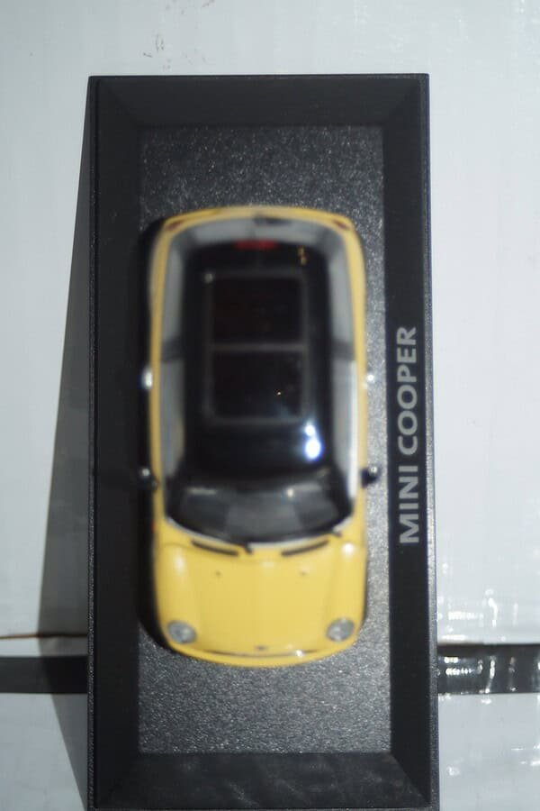 Minichamps BMW Mini Cooper (dealer edition) Yellow 1:43 diecast Car - Image 4