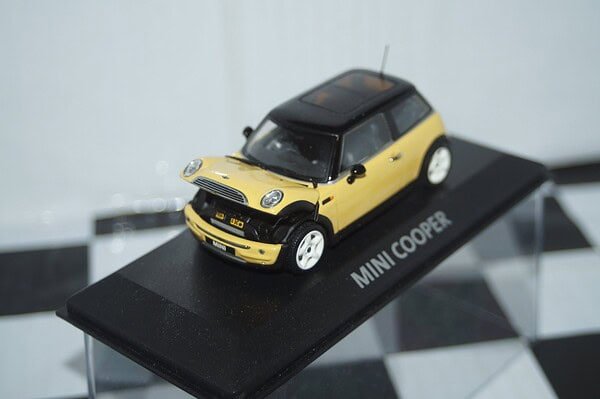 Minichamps BMW Mini Cooper (dealer edition) Yellow 1:43 diecast Car - Image 3