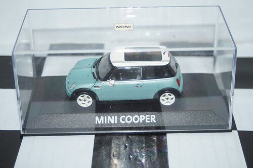 Minichamps BMW Mini Cooper (dealer edition) Pearlescent Green/Blue 1:43 diecast Car