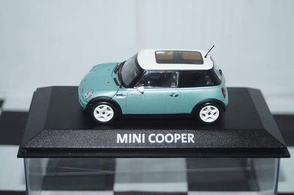 Minichamps BMW Mini Cooper (dealer edition) Pearlescent Green/Blue 1:43 diecast Car - Image 8