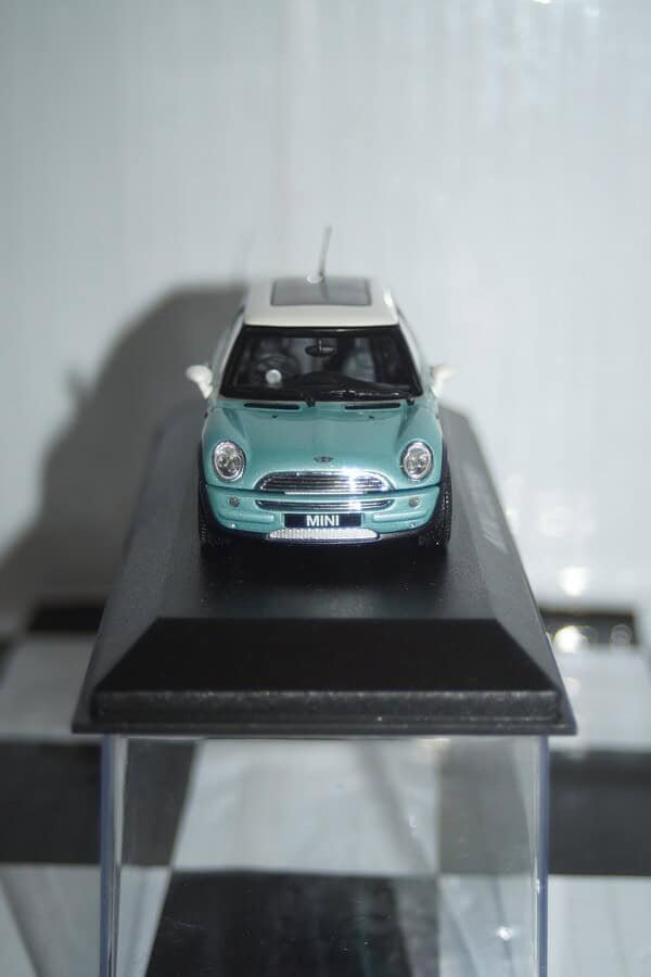 Minichamps BMW Mini Cooper (dealer edition) Pearlescent Green/Blue 1:43 diecast Car - Image 7
