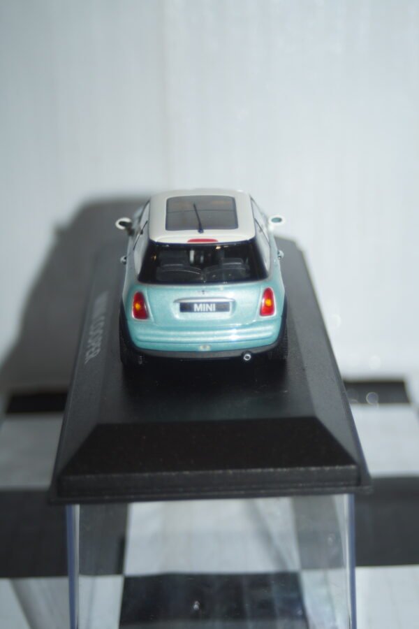 Minichamps BMW Mini Cooper (dealer edition) Pearlescent Green/Blue 1:43 diecast Car - Image 5