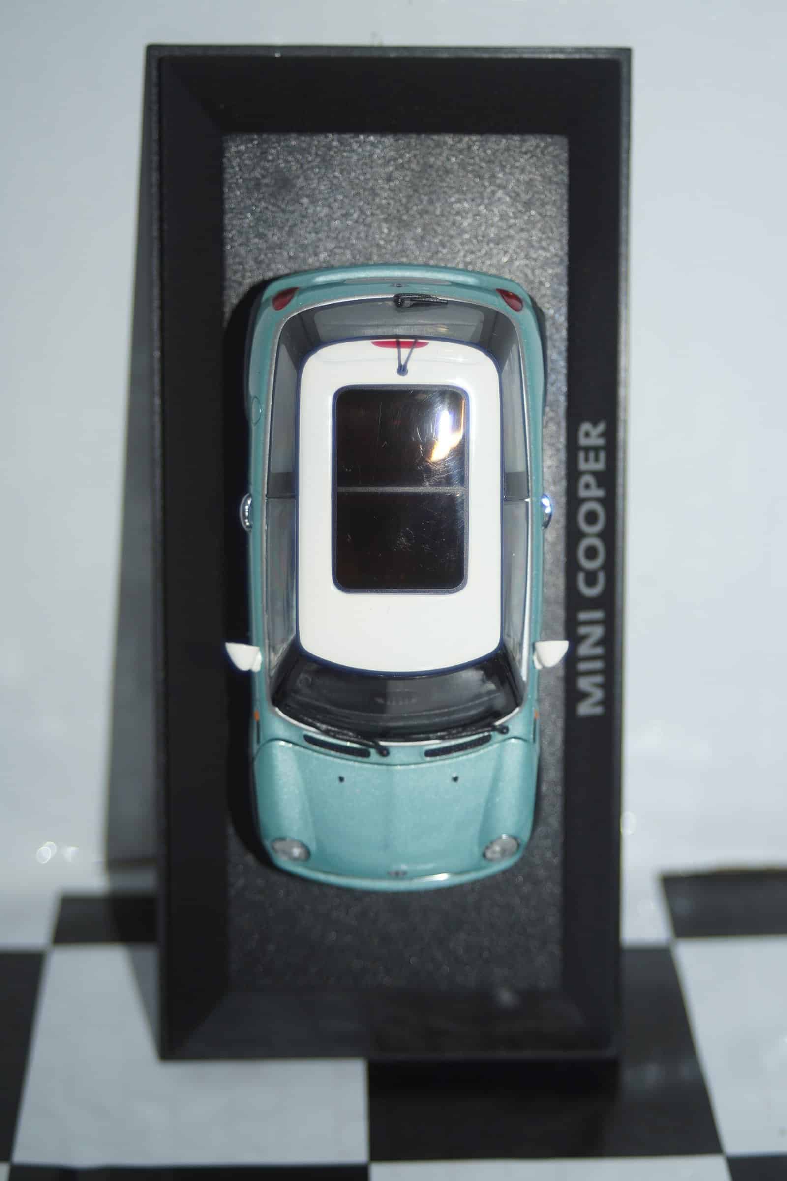 Minichamps BMW Mini Cooper (dealer edition) Pearlescent Green/Blue 1:43 diecast Car - Image 4