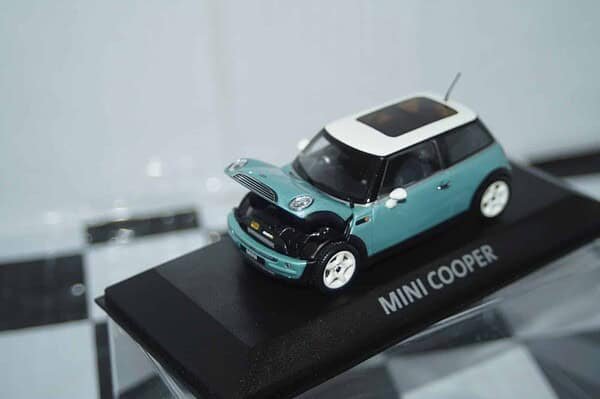 Minichamps BMW Mini Cooper (dealer edition) Pearlescent Green/Blue 1:43 diecast Car - Image 3