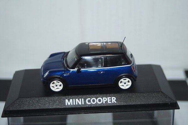 Minichamps BMW Mini Cooper (dealer edition) Navy Blue 1:43 diecast Car - Image 8