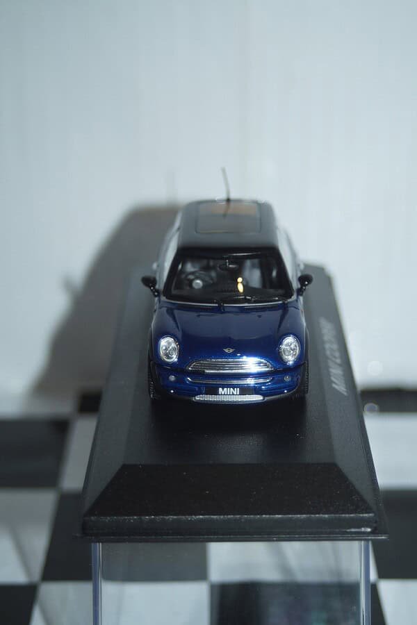 Minichamps BMW Mini Cooper (dealer edition) Navy Blue 1:43 diecast Car - Image 7