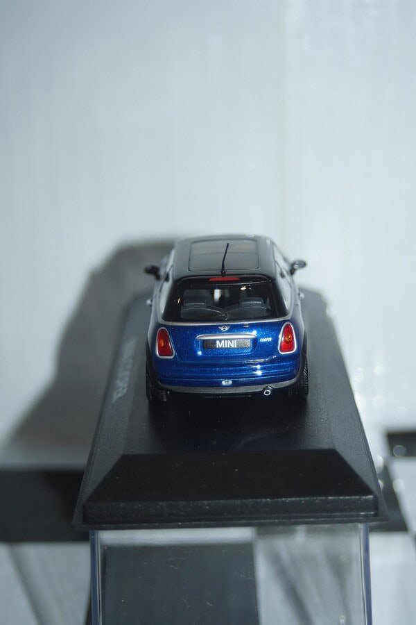 Minichamps BMW Mini Cooper (dealer edition) Navy Blue 1:43 diecast Car - Image 5